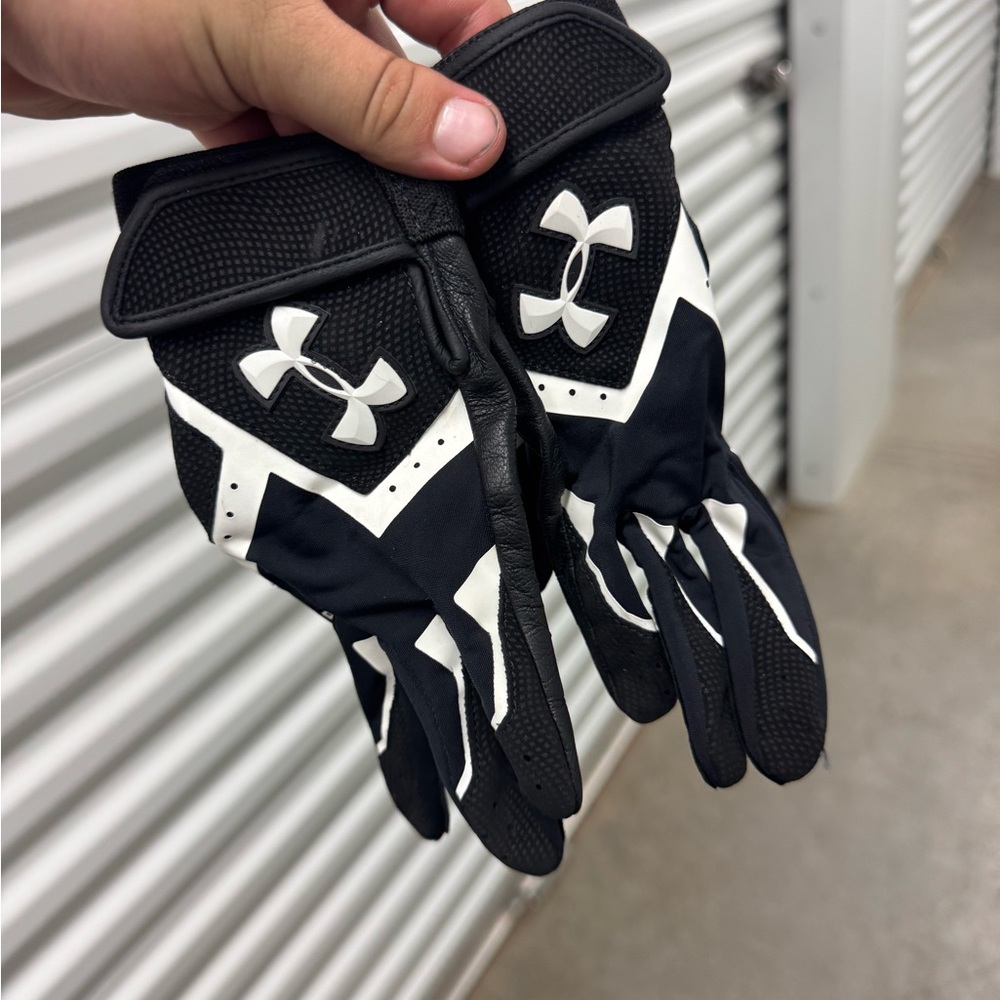 Under Armour Black and White Sports Gloves